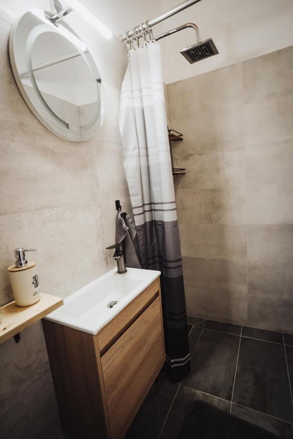 Holiday Home Nightswim Inn Vrbovec エクステリア 写真
