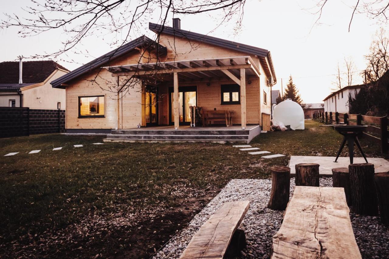 Holiday Home Nightswim Inn Vrbovec エクステリア 写真