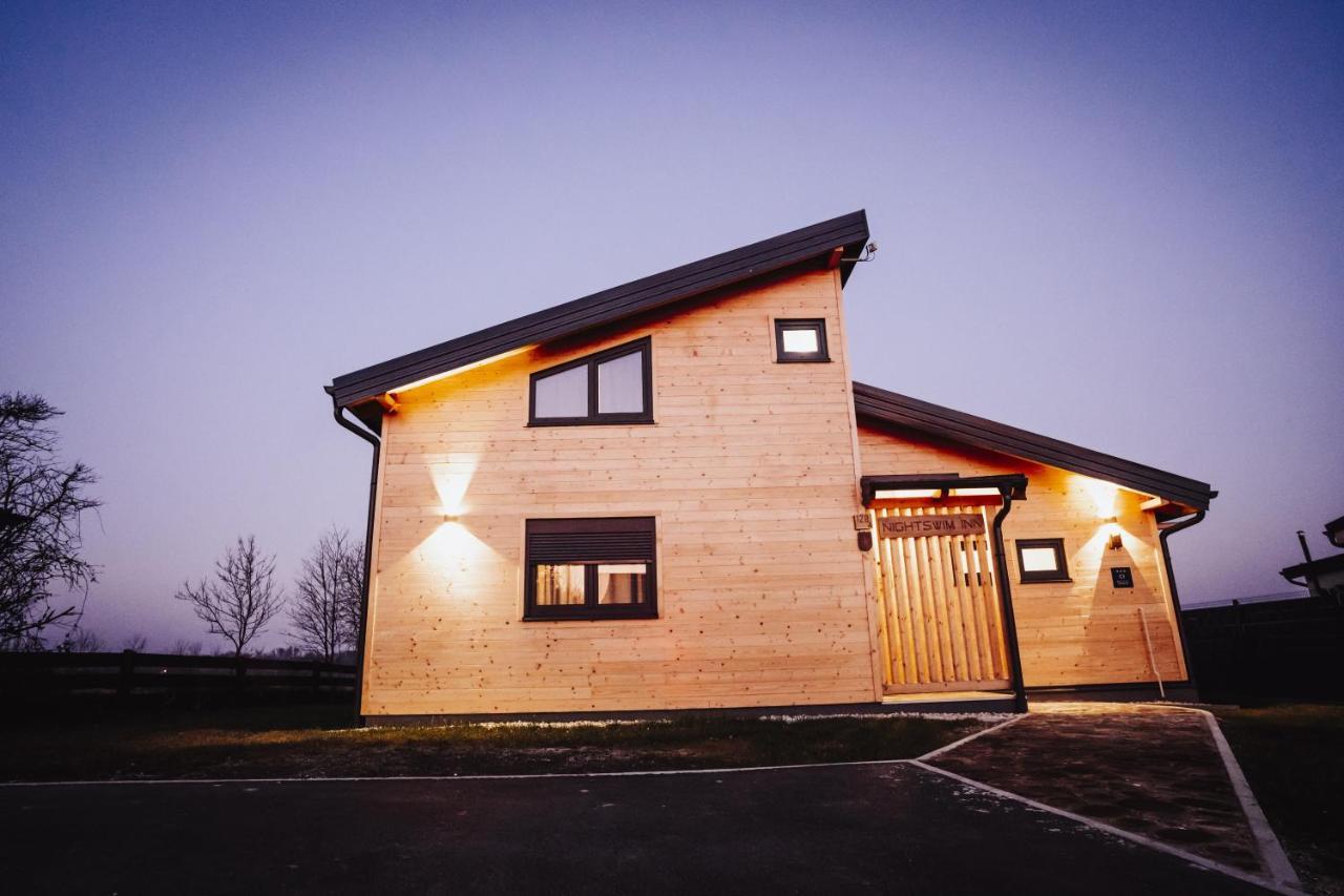 Holiday Home Nightswim Inn Vrbovec エクステリア 写真