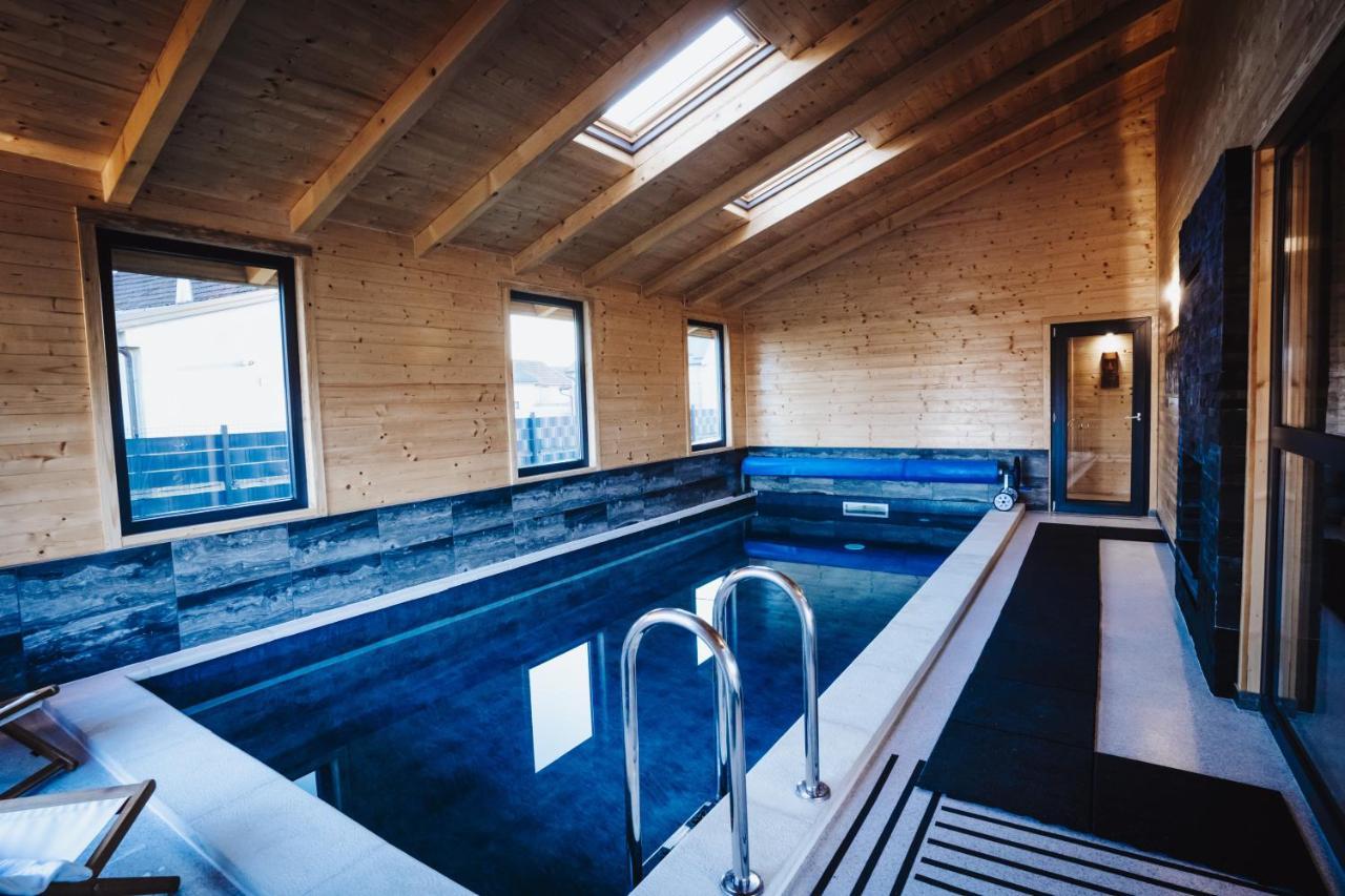Holiday Home Nightswim Inn Vrbovec エクステリア 写真